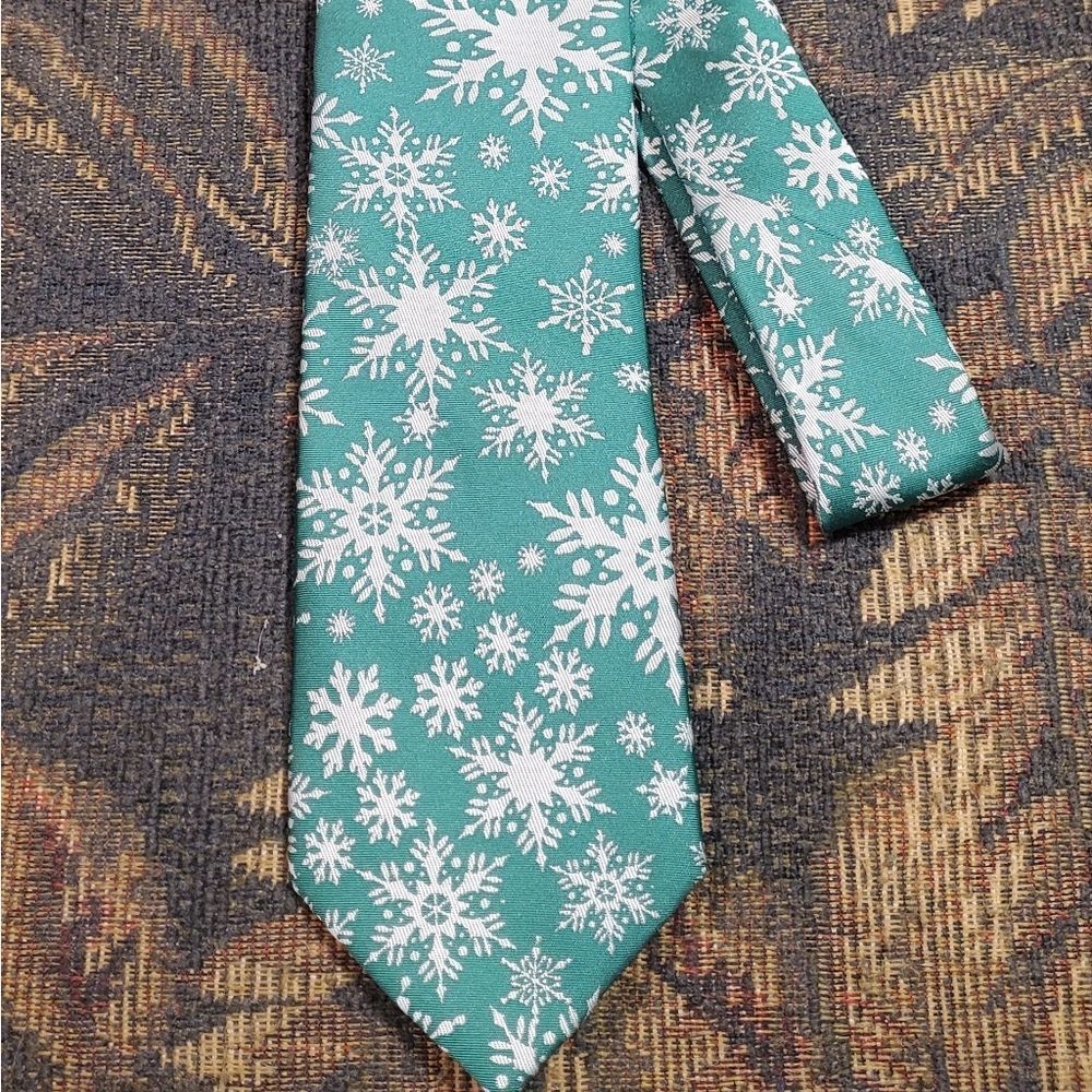 Holiday Traditions Green Tie with Snowflakes